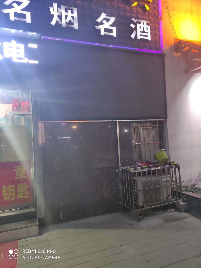 戶外全彩屏特點 單元顯示模塊采用三合—標貼封裝，亮度高且可智能調(diào)節(jié)，面積不受空間限制可顯示文字、圖表、圖像、動畫、視頻等多種形式，信息容量大; 同步播放、異步播放、集群播放均可實現(xiàn)，操作方便靈活，畫面清晰穩(wěn)定攝像頭、有線、3G、WIFI技術(shù)、云播控、全網(wǎng)絡(luò)接入等成熟的多選配套方案。 可實現(xiàn)電源、系統(tǒng)雙備份，如一路信號出現(xiàn)故障，可自動切換，保證顯示屏正常工作。